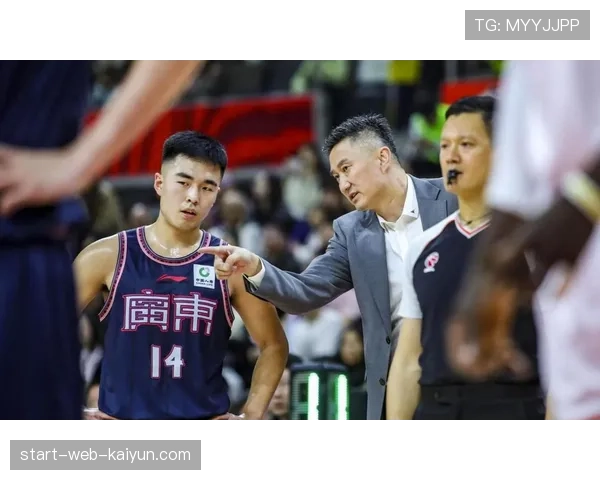 广东全员合体首次亮相 杜锋五上五下轮换战术受关注 广东全员合体首次亮相 杜锋五上五下轮换战术受关注